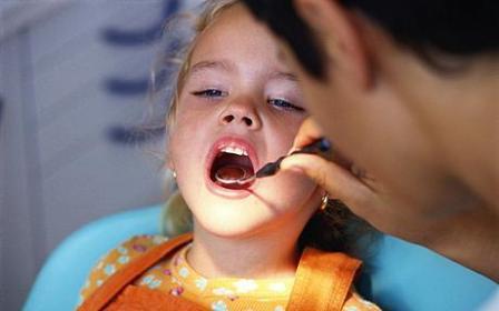 Когда и зачем вести ребёнка к стоматологу? 