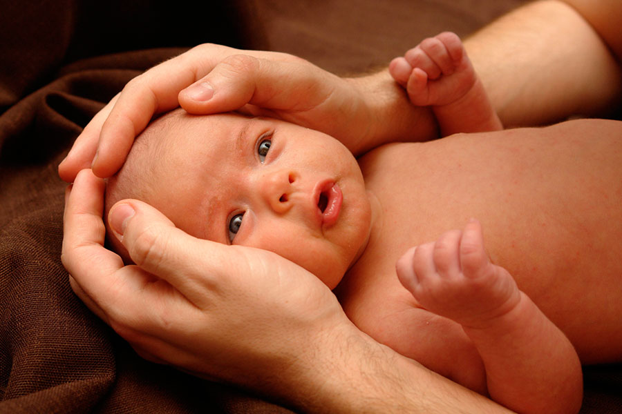 Новорожденный постоянно плачет. Как успокоить малыша? 