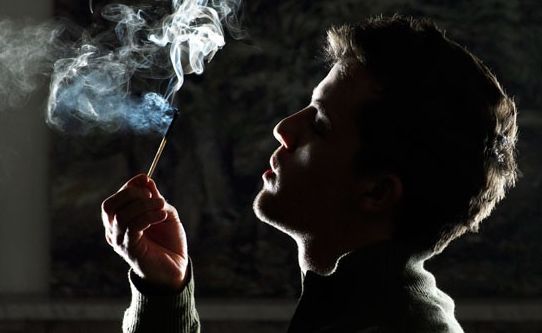 Курящий мужчина