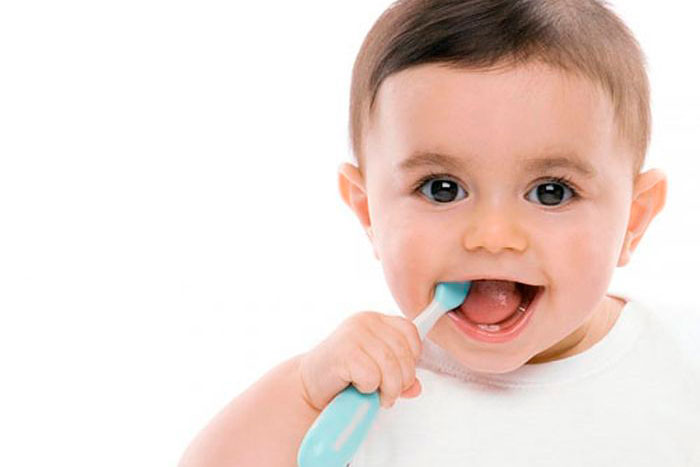 Чистка зубов малыша