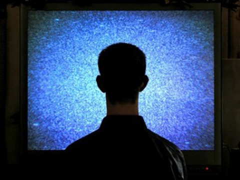 Мужчины, проводящие перед телевизором более 20 часов в неделю
